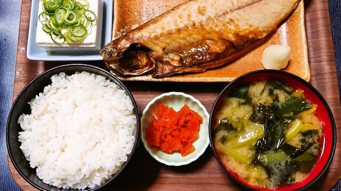 家で朝ごはん(ごはんは魚沼産コシヒカリ、焼きさば、冷奴、小松菜とわかめのみそ汁、漬物)(2025年2月16日)