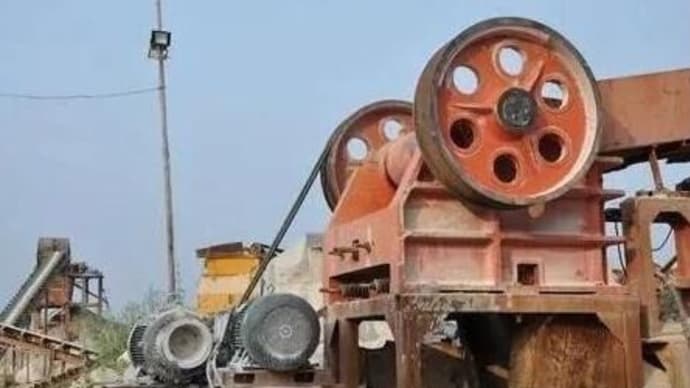 There are two reasons for jaw crusher shaking