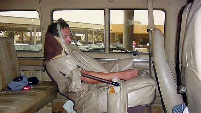 ★笑撃！！★・・・アメリカに密入国を企んだメキシコ男性。 ＲＶ車の「座席に化ける」も、あえなく摘発される！？！？