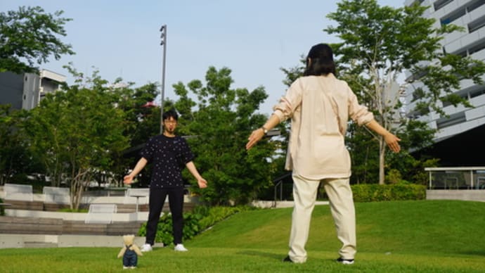 朝日を浴びながら、ガーデンエリアで体操。朝ごはんも大阪らしさいっぱいの和惣菜やうどんを