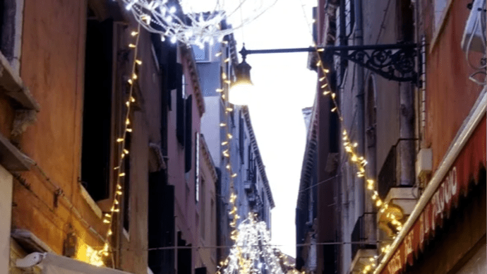 イタリア・ヴェネツィア　きらめく✨✨電飾とブティック👗