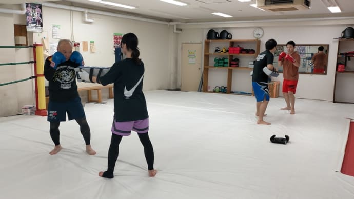 年齡は関係ない!…(木)キックボクシング初級クラス19:40〜