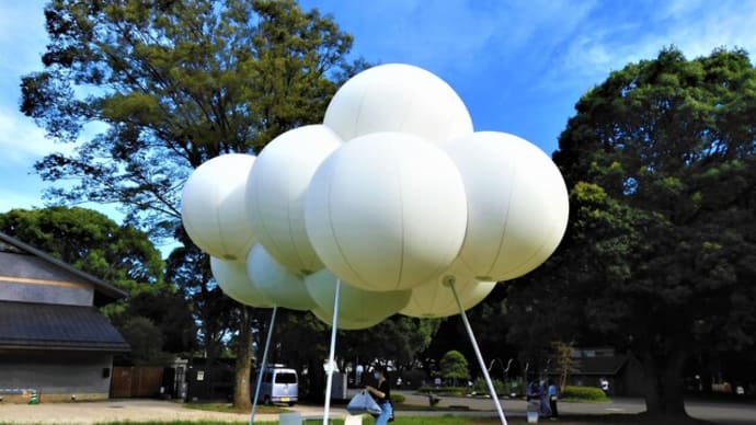 ２０２１・８・２１　パビリオン・トウキョウ２０２１。藤本壮介のCloud pavilion（雲のパビリオン）。雲の下には場所がある。