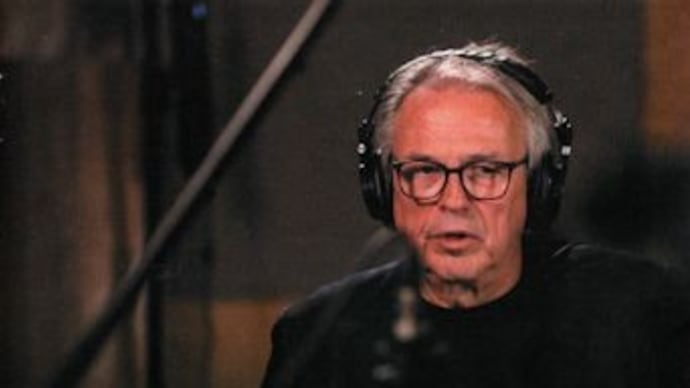 デヴィッド・ヘイゼルタイン「BLUES FOR GERRY」、スタバの季節のおすすめ「ピーチフラペチーノ」と「白桃&アールグレイケーキ」。