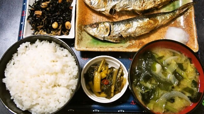 家で朝ご飯（宮城県産ひとめぼれにイワシの塩焼き、野菜とワカメのみそ汁、ひじきの煮物、野沢菜漬け）（2021年5月23日）