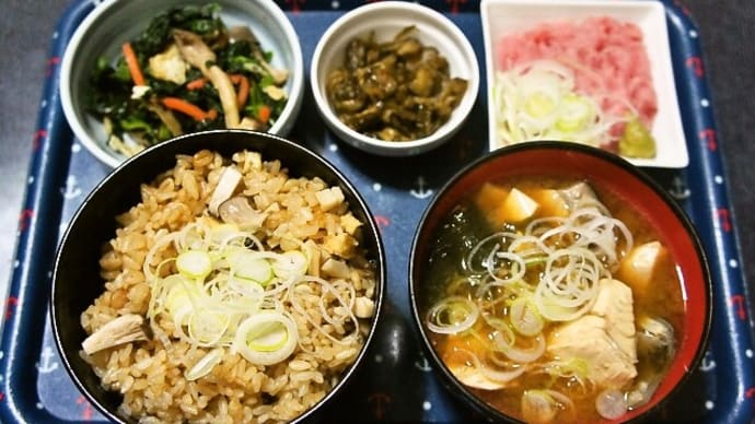 家で晩ご飯(エリンギと油揚げの炊き込みご飯にカンパチのあら汁、ネギトロ、ほうれん草のおひたし、青唐しば漬け)(2021年1月25日)