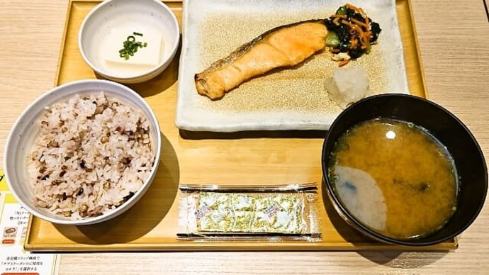 やよい軒(茅場町店)でしゃけの塩焼朝食+もち麦ごはんに変更(2025年1月24日)