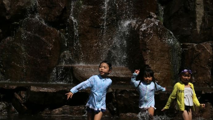 子らの笑み咲く 水遊び