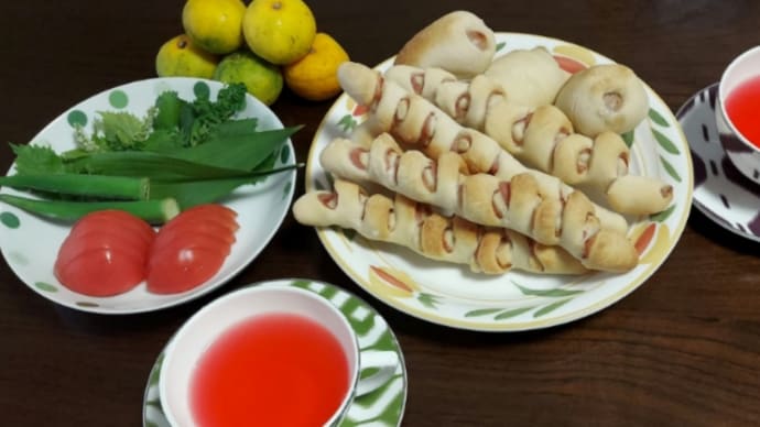 ベーコンエピとハイビスカスティー