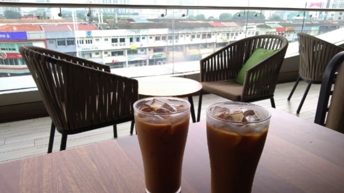 スターリングモールのフードコート @ダマンサラアップタウン