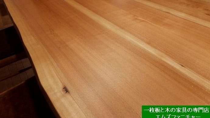 １２８７、【日本の広葉樹の木のテーブル】赤みの張ったマカバの接ぎテーブル1800mmx900mmを展示。一枚板と木の家具の専門店エムズファニチャーです。