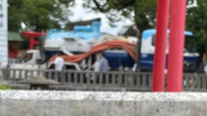 川原神社の池の水を抜いていた