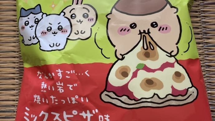 おやつカンパニー×ちいかわ ベビースタードデカイラーメン なんかすご…く熱い岩で焼いたっぽいミックスピザ味