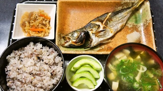 家で朝ご飯(十五穀ご飯にアジの塩焼き(釣魚)、切り干し大根、エリンギのみそ汁、白瓜の浅漬け(自家製))(2021年6月14日)