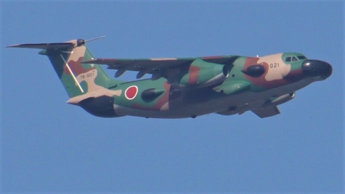 上空を飛ぶ自衛隊機