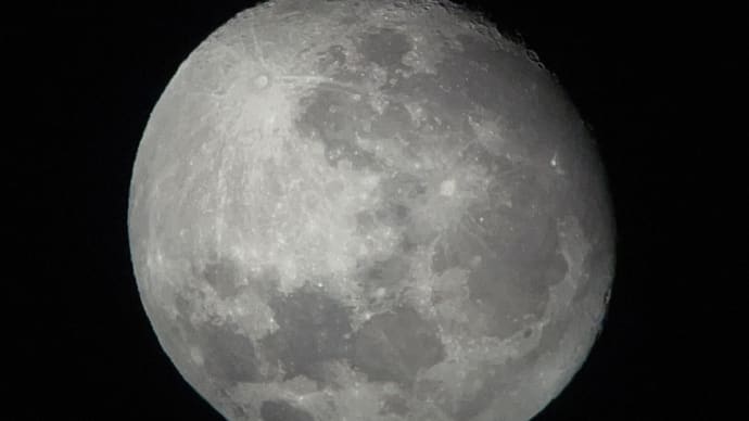 ベランダから観た小望月。
