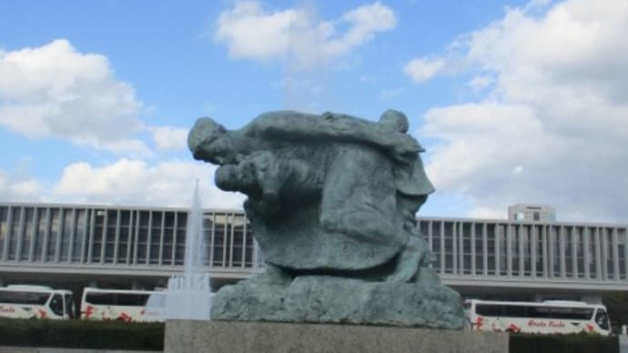 広島・平和公園・・・インバウンドのツーリストや修学旅行生で混みあっています ノーベル平和賞効果!