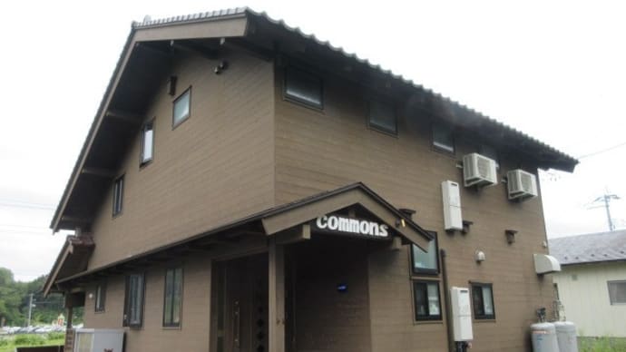 「コミュニティ・カフェCOMMONS(こもんず)」で、すごいボリュームの日替わり定食750円、冷やしサラダ麺、コモンズパフェ