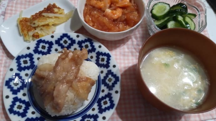 エビチリ、豚巻きおにぎり、じゃがいもチーズ焼、きゅうりの