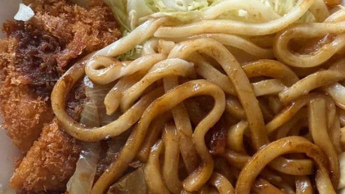 かつや 牛ホルモン焼きうどんとチキンカツの合い盛丼