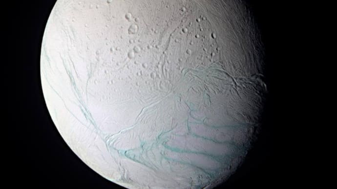 衛星エンケラドスから噴出している水は土星を取り囲むように分布している！　ジェームズウェッブ宇宙望遠鏡で明らかになったこと