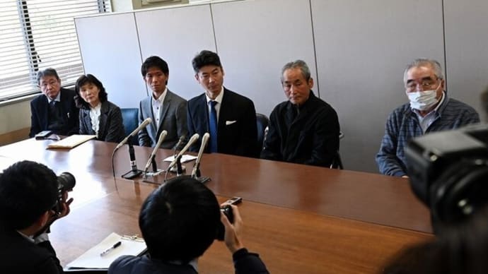 「熊本市役所新庁舎建替えの賛否を問う住民投票条例」の制定請求を19,000人の署名を添えて市長へ提出
