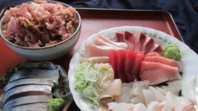 「江戸家」、新鮮でボリュームのある刺身盛りと山盛り梅ザーサイ炒飯