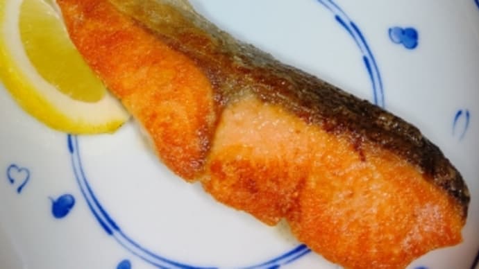 うちのごはん 鮭のムニエル と ハムサラダ と キムチもやし(^.^)