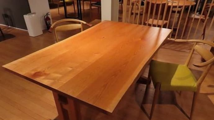 １９３９、日本の広葉樹の一枚板と木のテーブル～いくつかテーブルをご紹介。一枚板と木の家具の専門店エムズファニチャーです。