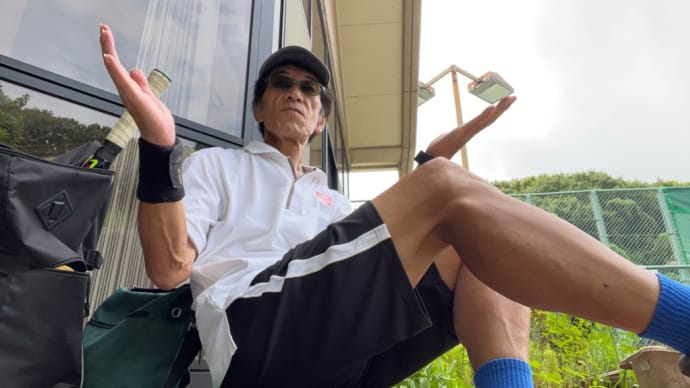 それにしても、暑い 空を見れば、夏の雲ではない 時たま、テニスコートを すぎる風に感じることもある テニスの後はかき氷が嬉しい