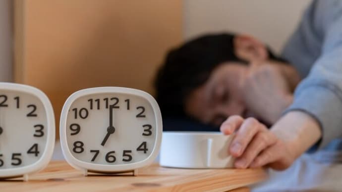 目覚ましを「スヌーズ」にすると体に悪い? 専門家が言及