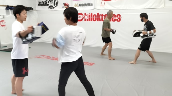色んな意味での階段ミット打ち…(土)初心者クラス10:40〜