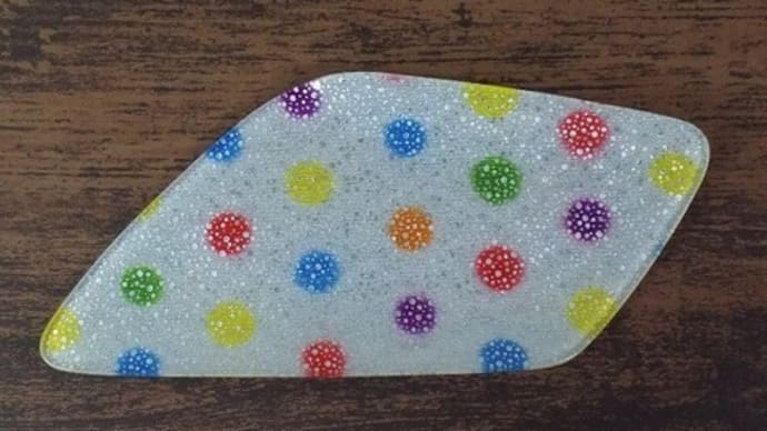 水玉紋様の不定形金彩ガラストレイ