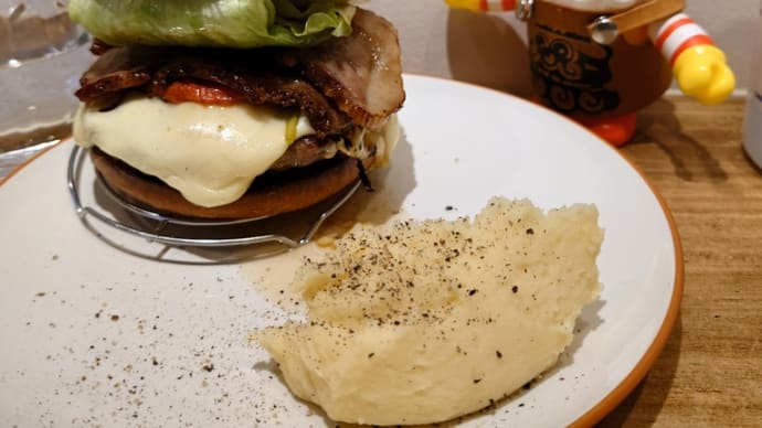 今年最後？のハンバーガーは これでしょう そして今朝のマジックアワーと