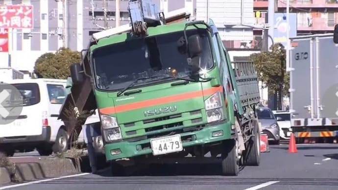 千葉でヴォケが大型トラックに載せた5tの産廃を荷崩れさせる