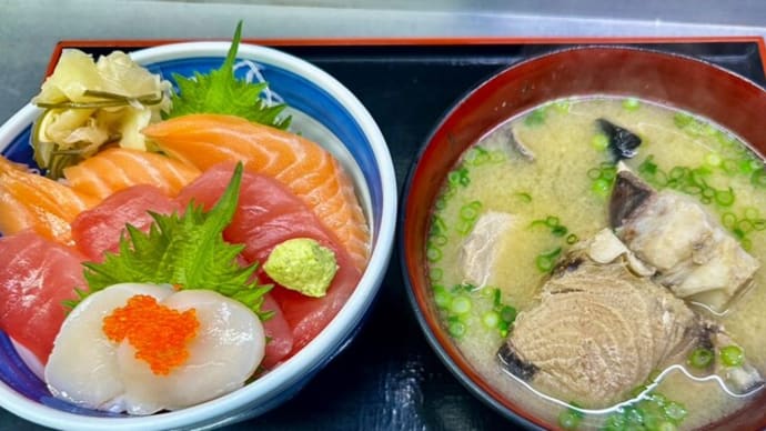 若者たちに人気のある丼「サーモン・マグロ・ホタテ丼」をご紹介!あたたか~い漁師汁と一緒にどうぞ!