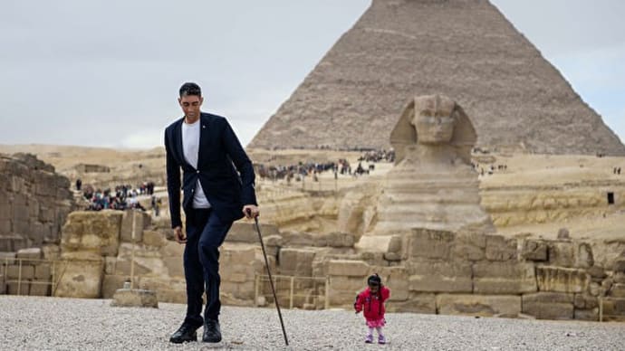 世界一身長が高い男性と世界一身長が低い女性　ピラミッド前で写真を撮る