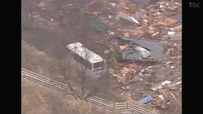 東北地方太平洋沖地震で津波から逃げ惑うマイクロバス