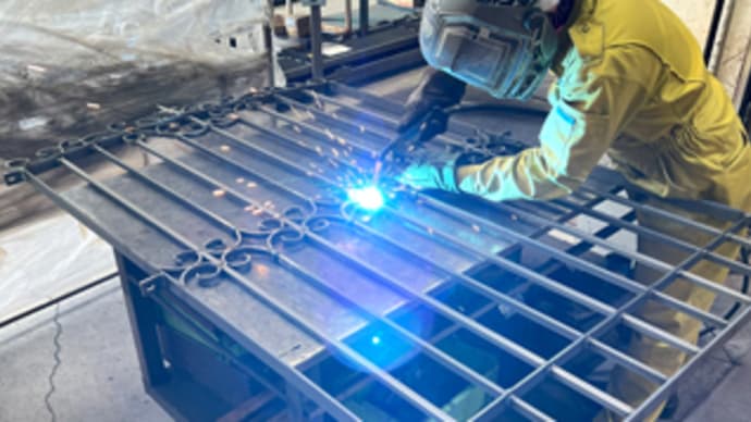 全長12.8mのフェンスを製作中!