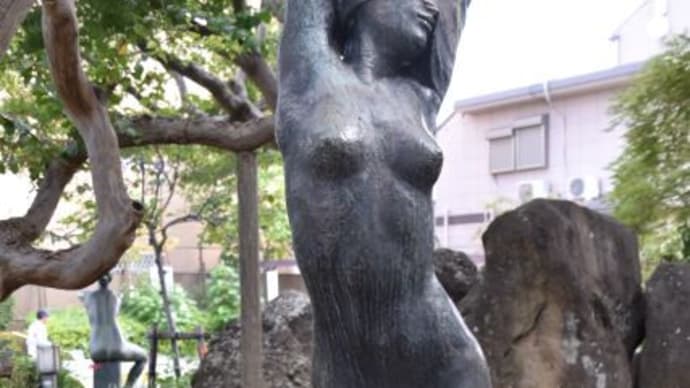 千川彫刻公園　女性像と彼岸花　　　　３