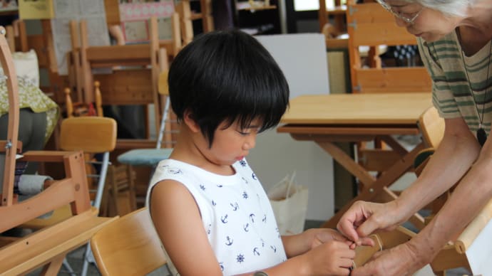 津市の男の子が手織り体験です　　　　　　　竹島クラフトセンター