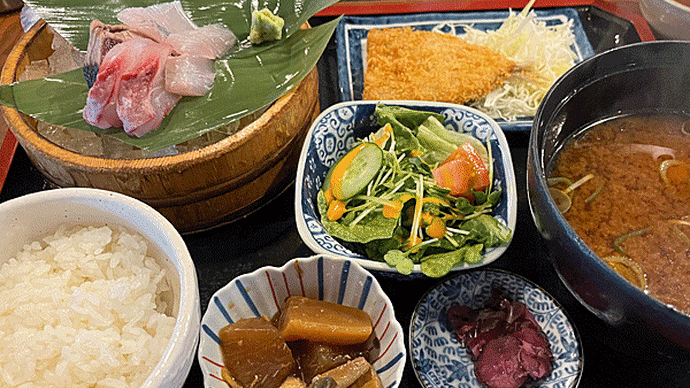 人気「マルサ水産」のマルサ定食!
