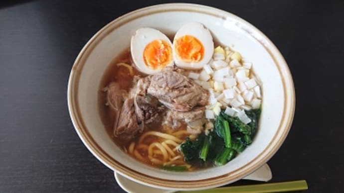 今日のランチは豚軟骨醤油そば風こんにゃく麺だけど・・・