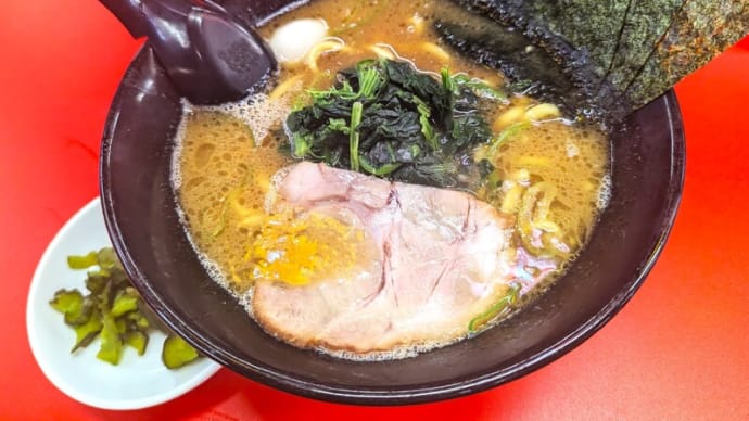 せい家@錦糸町 「企業系の家系風ラーメン」の有名店! 驚愕の一杯650円のラーメン並、具もいっぱいで卓上にも色々いっぱい!