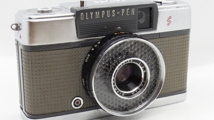 世界初プログラムEEシャッター搭載カメラ　OLYMPUS PEN-EES