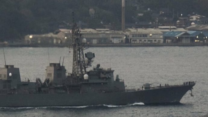日没後に航行する護衛艦きりさめ　DD-104　２０２３年３月7日