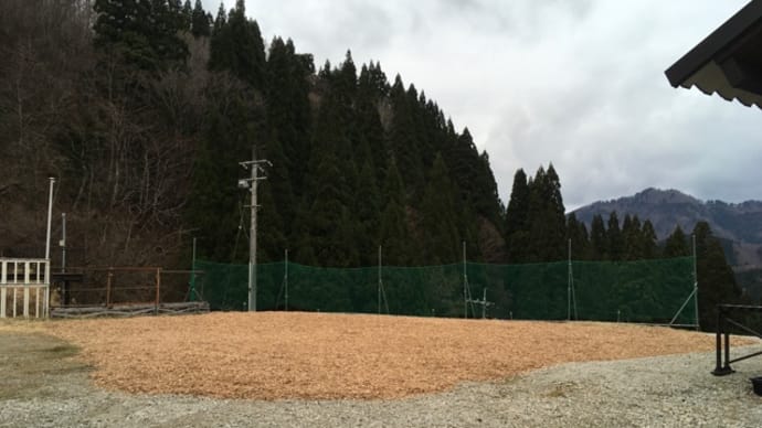 木の遊び場のチップじゅうたん整備