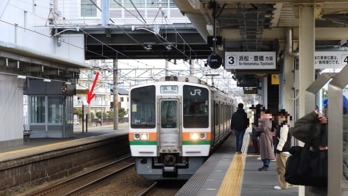 東海道線浜松市天竜川駅に到着する２１１系（２０２４年１月）