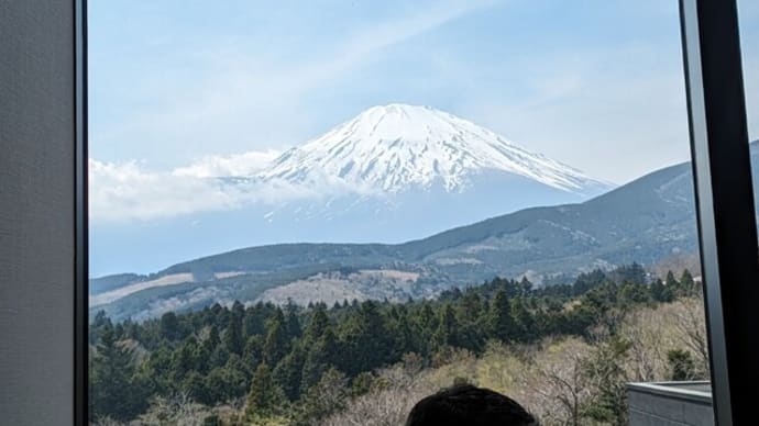 『先週より雪が溶けてきている富士山を···』