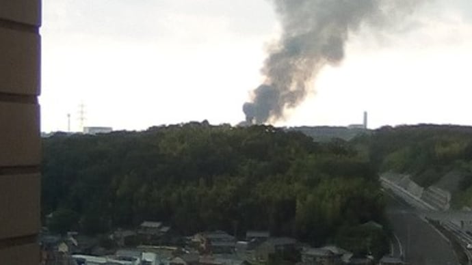 愛知池付近の産業廃棄物工場の建物の火災